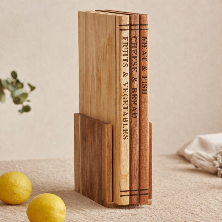 Skärbräda i trä med bokdesign