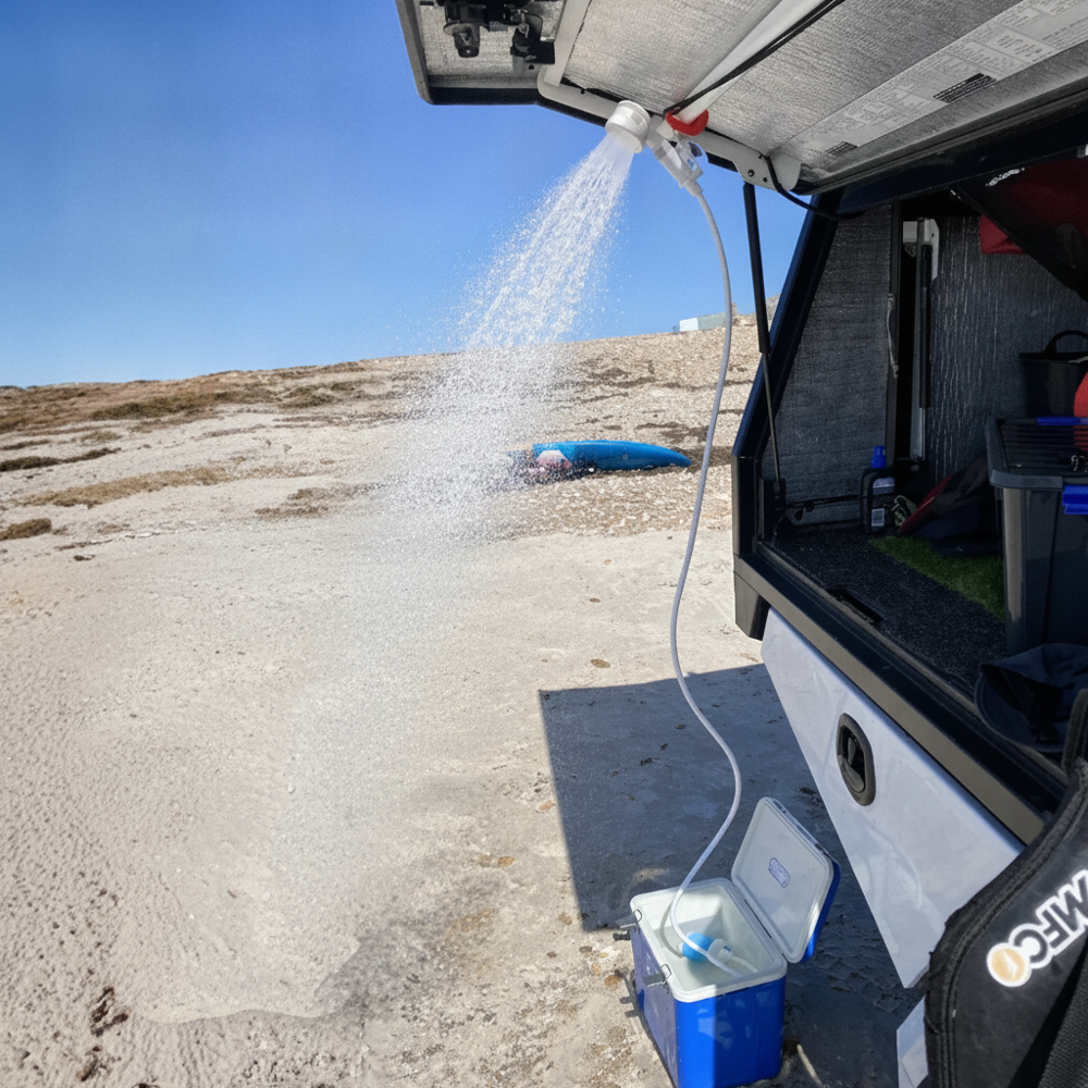 Portabel campingdusch monterad på bil vid stranden