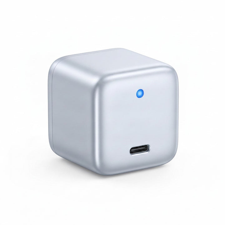 Kompakt USB-C snabbladdare – silvermetallic kubform med blå LED-indikator på vit bakgrund
