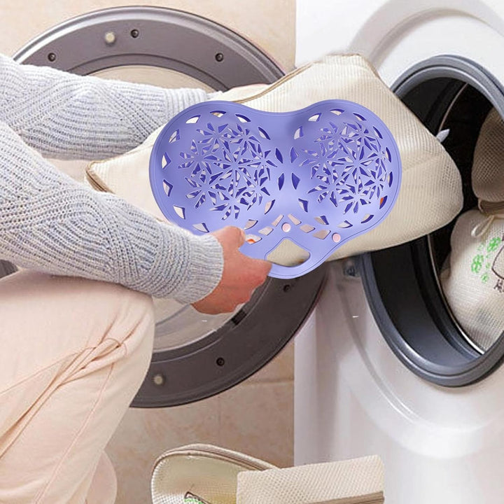 Lila silikontvättkasse laddas in i tvättmaskin