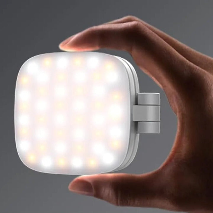 LED-lampa mellan fingrarna visar kompakt storlek