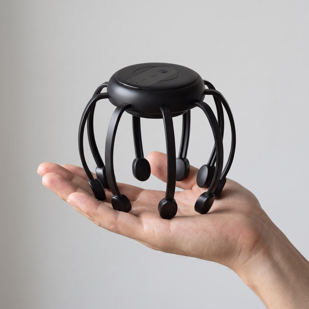 Hand håller hårbottenmassager visar kompakt storlek