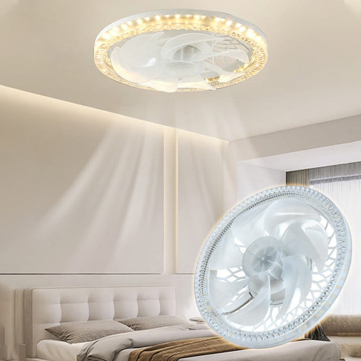 2-i-1 fläktlampa upplyst i sovrum med detalj underifrån