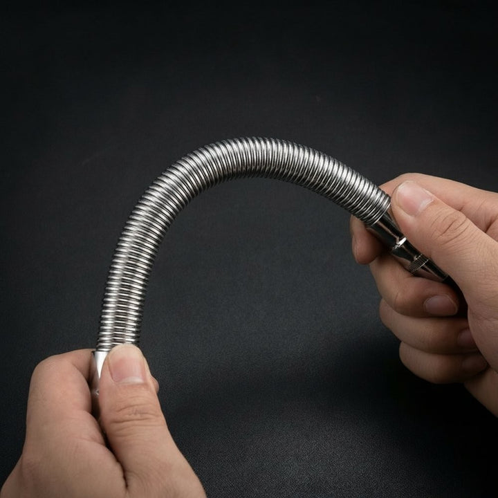 Händer som visar flexibiliteten hos förlängningsadaptern