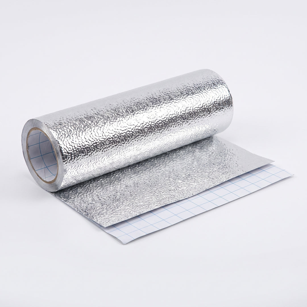 Silver aluminiumfolie skyddsrulle delvis utrullad på vit bakgrund