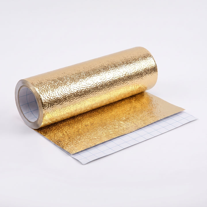 Guld aluminiumfolie skyddsrulle på vit bakgrund
