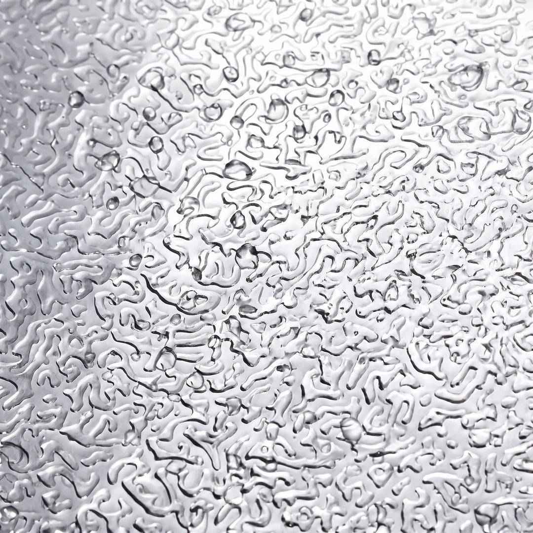 Närbild på den präglade ytan av silver aluminiumfolie