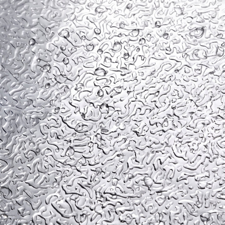 Närbild på den präglade ytan av silver aluminiumfolie