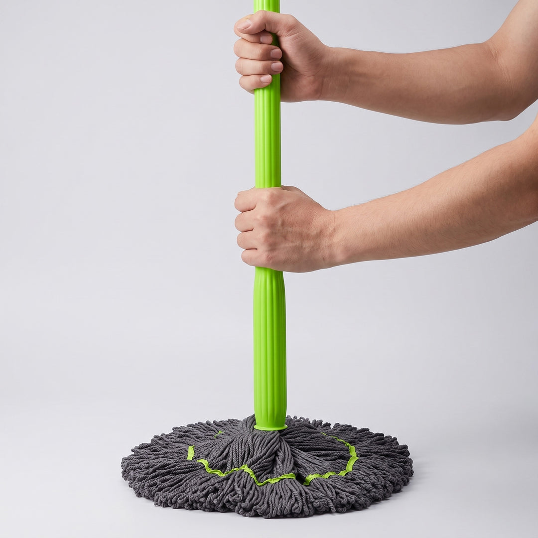 Händer som håller spinnmoppens gröna skaft visar produktens längd
