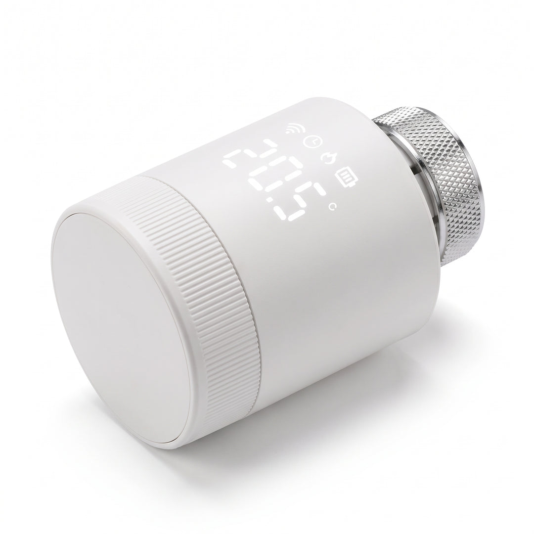 Vit smart radiatortermostat med LED-display och krombeslag