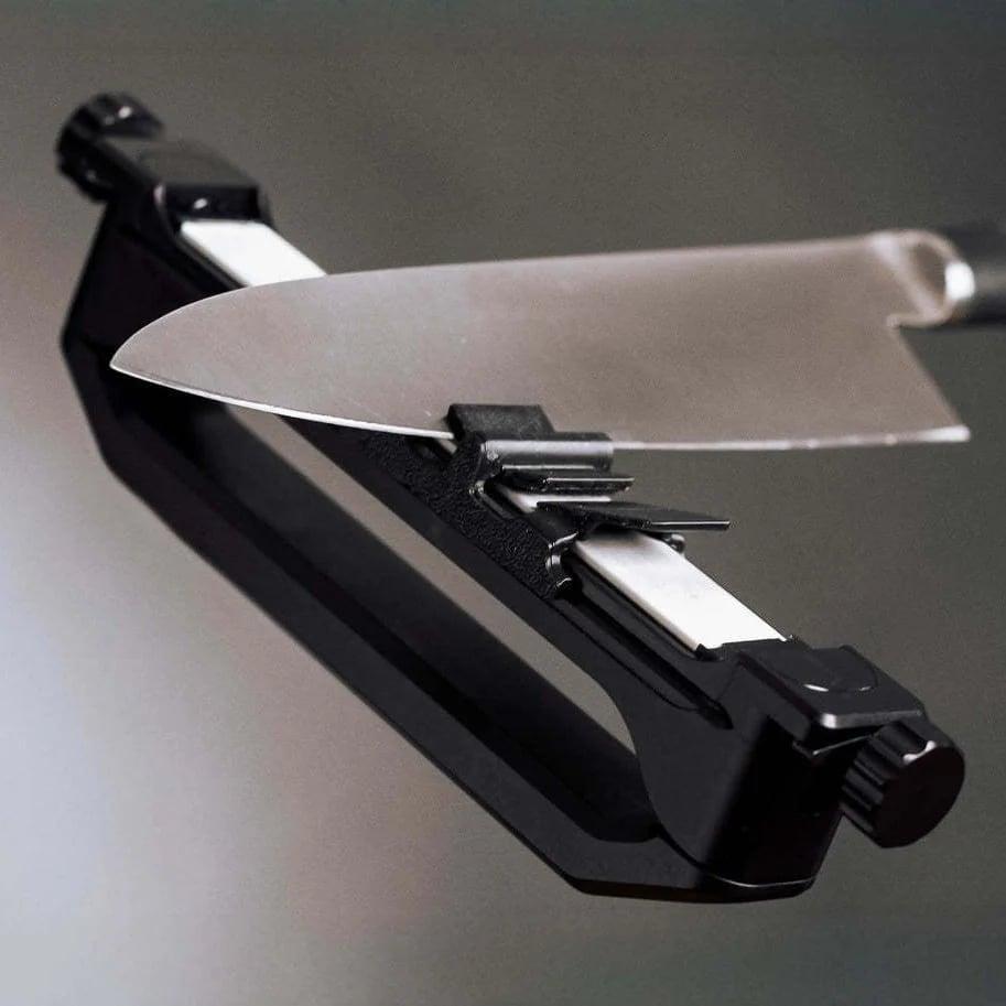 Detalj av knivsliparmekanism med kniv inlagd