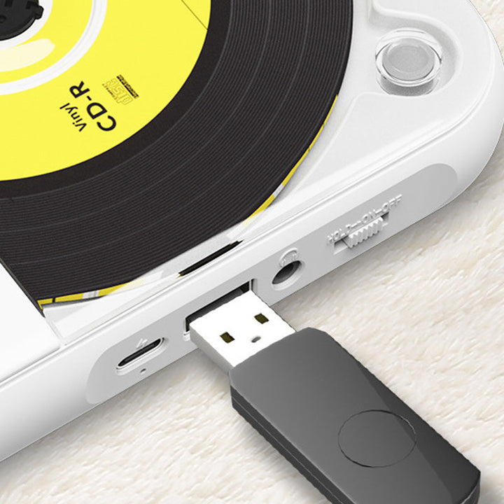 Närbild på USB-port och laddningsuttag