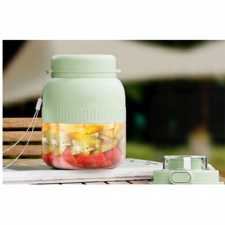 Smoothiemixer med frukt inuti på utomhusbord