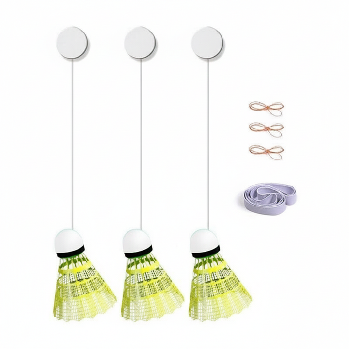 Badmintonträare komplett set – sugkoppar, snören och bollar på vit bakgrund