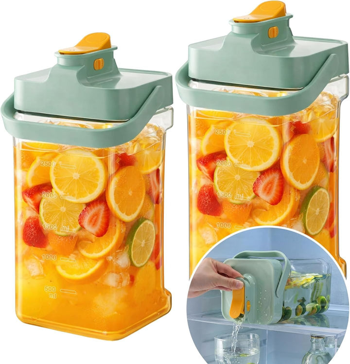 Drickkanna med kran fylld med färsk frukt och juice