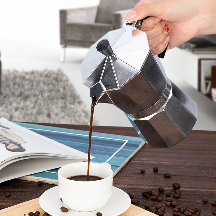 Moka pot häller kaffe i en kopp, bryggning