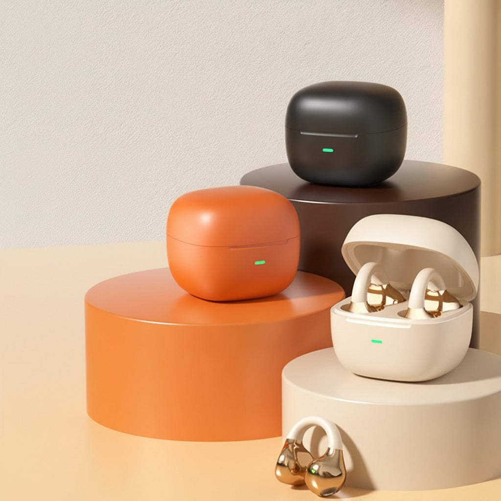 Tre par clip-on-hörlurar med laddetuier i beige, orange och svart