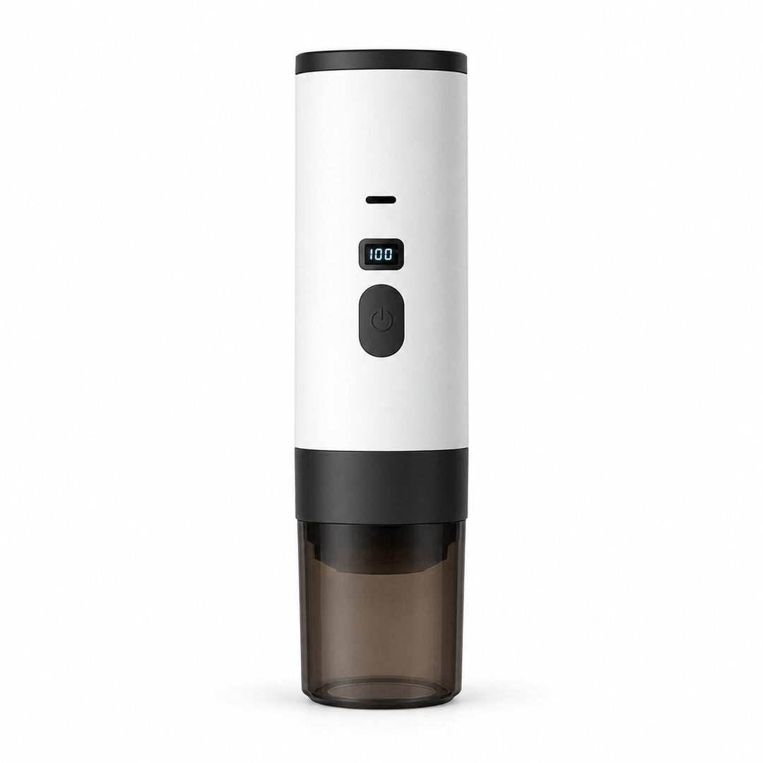 Vit espressomaskin med digital display och startknapp på vit bakgrund